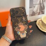Louis Vuitton Monogram Cartoon Vivienne Doll Luxury Phone Case - 图片 8