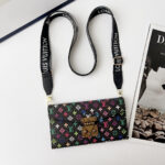 Louis Vuitton Monogram Envelope Crossbody Wallet Phone Case With Brand Logo Strap - 图片 3
