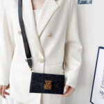 Louis Vuitton Embossed Monogram Wallet Crossbody Phone Bag - 图片 3