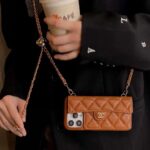 Chanel Style Quilted Leather Flip Card Holder Phone Case With Gold Chain Crossbody Strap - 图片 2