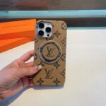 LV Classic Monogram Phone Case with Strong Magnetic & Logo Stand - 图片 6