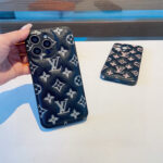 Louis Vuitton Black Monogram Embossed Leather Padded Shockproof Phone Case - 图片 4
