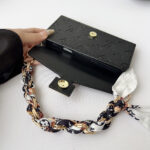 Louis Vuitton Embossed Monogram Wallet Crossbody Phone Bag - 图片 15