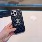 Chanel Quilted Leather Phone Case with Metal CC Logo - 图片 5