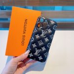 Louis Vuitton Black Monogram Embossed Leather Padded Shockproof Phone Case - 图片 2