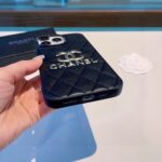 Chanel Quilted Leather Phone Case with Metal CC Logo - 图片 7