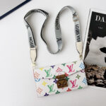 Louis Vuitton Monogram Envelope Crossbody Wallet Phone Case With Brand Logo Strap - 图片 6
