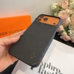 Louis Vuitton Style Embossed Monogram Leather Slim Phone Case - 图片 9