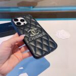Chanel Quilted Leather Phone Case with Metal CC Logo - 图片 2