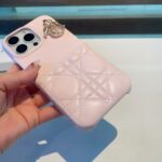 Dior Lady Dior Quilted Phone Case with Metal Pendant - 图片 24