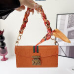 Gucci GG Monogram Embossed Envelope Crossbody Wallet Phone Bag - 图片 7