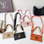 Louis Vuitton Embossed Monogram Wallet Crossbody Phone Bag - 图片 2