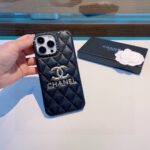 Chanel Quilted Leather Phone Case with Metal CC Logo - 图片 3