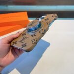 LV Classic Monogram Phone Case with Strong Magnetic & Logo Stand - 图片 10