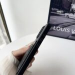 LV & Gucci Carbon Fiber Pattern Phone Case - Premium Material with Leather Finish, V-Shaped Card Holder - 图片 11