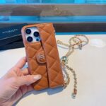 Chanel Style Quilted Leather Flip Card Holder Phone Case With Gold Chain Crossbody Strap - 图片 6