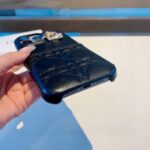 Dior Lady Dior Quilted Phone Case with Metal Pendant - 图片 6