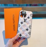 Louis Vuitton Pastel Embossed Monogram Luxury Phone Case - 图片 4