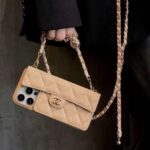 Chanel Style Quilted Leather Flip Card Holder Phone Case With Gold Chain Crossbody Strap - 图片 3