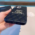 Chanel Quilted Leather Phone Case with Metal CC Logo - 图片 4