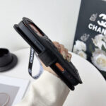 Chanel Style Diamond Quilted Leather Flip Wallet Phone Case with Wrist Strap - 图片 11