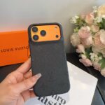 Louis Vuitton Style Embossed Monogram Leather Slim Phone Case - 图片 5