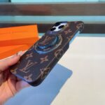 LV Classic Monogram Phone Case with Strong Magnetic & Logo Stand - 图片 15