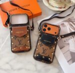 Louis Vuitton Style Monogram Card Holder Crossbody Phone Case With Rivet Detail - 图片 3