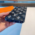 Louis Vuitton Black Monogram Embossed Leather Padded Shockproof Phone Case - 图片 7