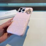 Dior Lady Dior Quilted Phone Case with Metal Pendant - 图片 19