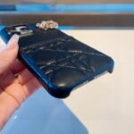 Dior Lady Dior Quilted Phone Case with Metal Pendant - 图片 7
