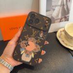 Louis Vuitton Monogram Cartoon Vivienne Doll Luxury Phone Case - 图片 7