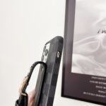 Louis Vuitton Classic Monogram Wrist Strap Luxury Phone Case - 图片 21