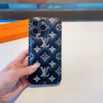 Louis Vuitton Black Monogram Embossed Leather Padded Shockproof Phone Case - 图片 8