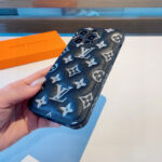 Louis Vuitton Black Monogram Embossed Leather Padded Shockproof Phone Case - 图片 6