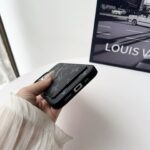 LV & Gucci Carbon Fiber Pattern Phone Case - Premium Material with Leather Finish, V-Shaped Card Holder - 图片 13