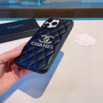 Chanel Quilted Leather Phone Case with Metal CC Logo - 图片 8