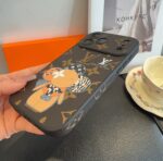 Louis Vuitton Monogram Cartoon Vivienne Doll Luxury Phone Case - 图片 15