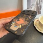 Louis Vuitton Monogram Cartoon Vivienne Doll Luxury Phone Case - 图片 4