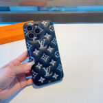 Louis Vuitton Black Monogram Embossed Leather Padded Shockproof Phone Case - 图片 3